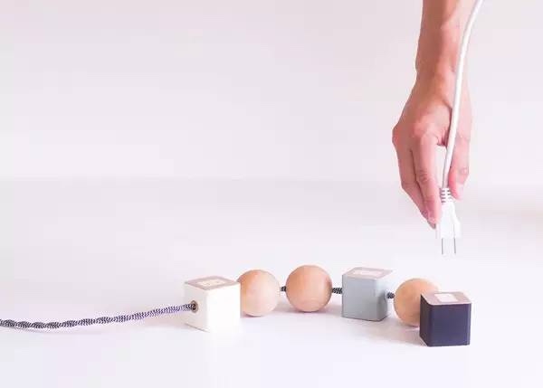 洛杉磯家具設計師 David Okum設計的ONN，把幾何圖案和插座結合到了一起。立方體既是可旋轉調整角度的插座，同時也起到穩固作用，而間隔其中的球形則是為了避免電線纏繞起來。