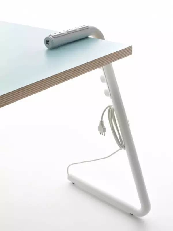 Mandalaki Table :Mandalak設(shè)計工作室設(shè)計了這款長在桌子腿上的插座,或者說是腿上帶了插座的桌子,把桌子腿“拉長”到桌面上,多出來的一截上裝有多個電源插座。
