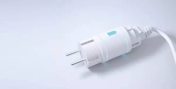 設(shè)計師 Myung-gyu Kim 把 UPS 直接和電源插頭做到一起,在斷電后仍能提供10分鐘的應(yīng)急時間。