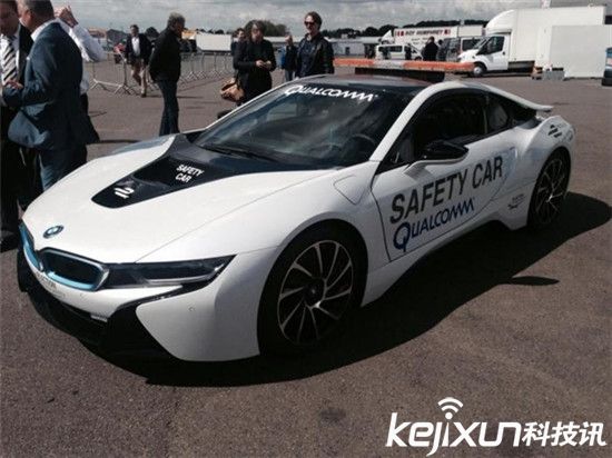 高通推新型無線充電技術:在路上給電動汽車充電!