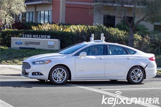 福特自動駕駛汽車秒變電影院：撩妹必備神器！