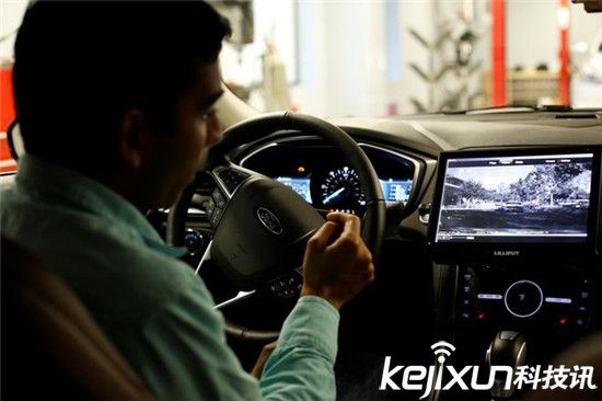 福特自動駕駛汽車秒變電影院：撩妹必備神器！