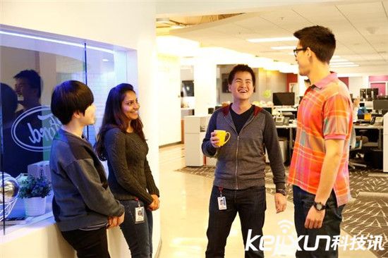 福特自動駕駛汽車秒變電影院：撩妹必備神器！