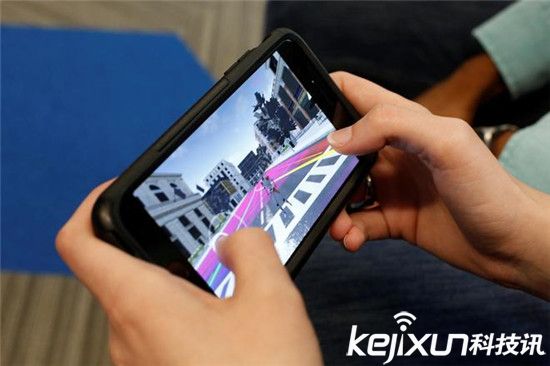 福特自動駕駛汽車秒變電影院：撩妹必備神器！