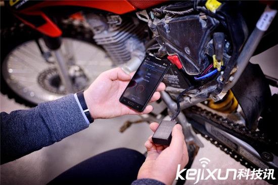 福特自動駕駛汽車秒變電影院：撩妹必備神器！