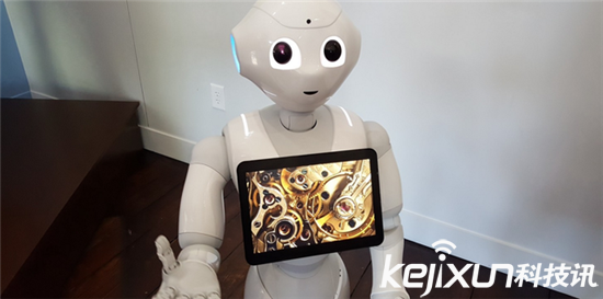 軟銀不僅投資了阿里巴巴:還開(kāi)發(fā)了情感機(jī)器人Pebble