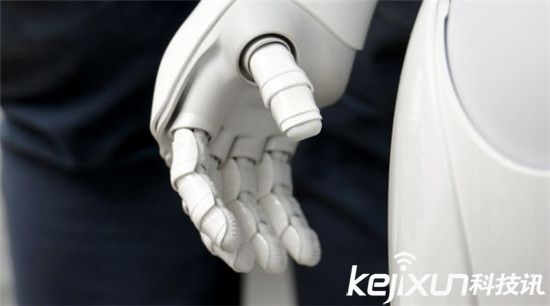 軟銀不僅投資了阿里巴巴:還開發了情感機器人Pebble