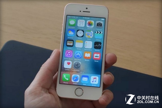 無論尺寸還是外觀iPhone SE與iPhone 5s沒有變化，就相當于將iPhone 6s裝進了iPhone 5s機身內，少了3D Touch。