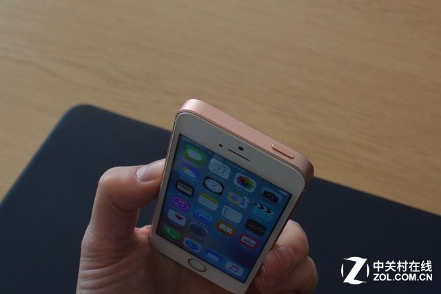 <a href=/tags/4114-0.html target=_blank class=infotextkey>電源</a>鍵位于機身頂部，活脫脫一個加強版iPhone 5s。