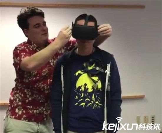 全球首臺Oculus Rift消費版收貨啦:創始人送貨上門