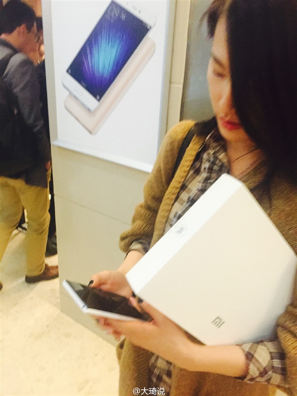 美女出鏡 小米神秘新品曝光:又大又白