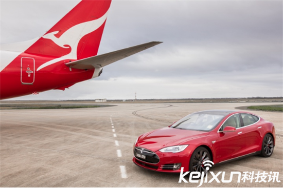 Model S公然追逐飛機 最強急速跑車來襲!