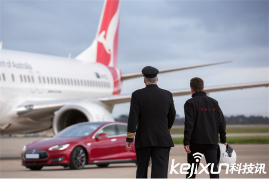 Model S公然追逐飛機 最強急速跑車來襲!