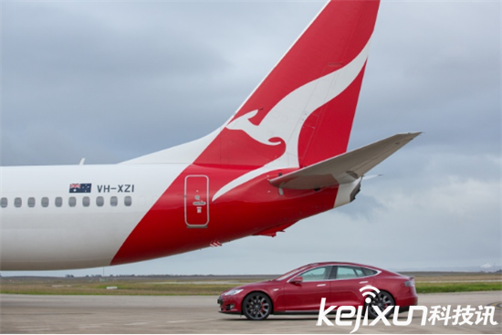 Model S公然追逐飛機 最強急速跑車來襲!