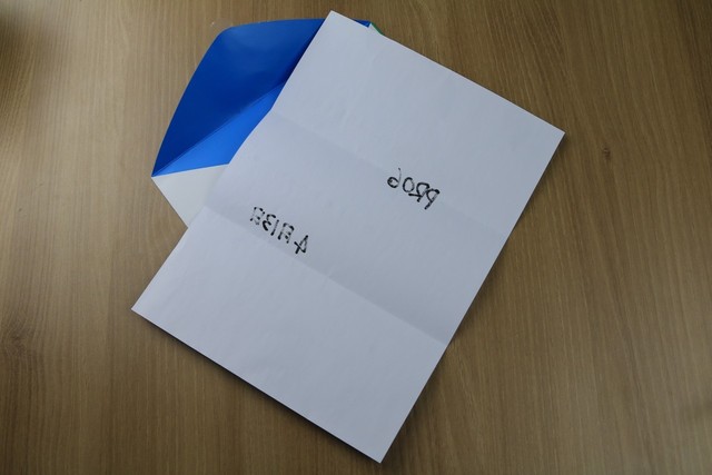 從背面的印記可以看出的確是用水性筆寫的字。