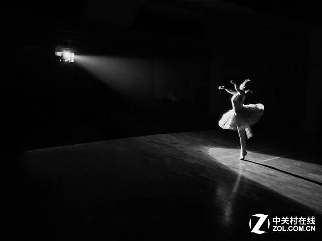 為了更好的測試vivo Xplay5的拍照性能,我們安排了一個場景,讓芭蕾舞舞蹈演員在非常暗的舞臺上盡情跳舞,只通過舞臺的追光燈進行補光,而我們則在場邊進行抓拍,看看vivo Xplay5的一系列超強拍照功能表現如何。