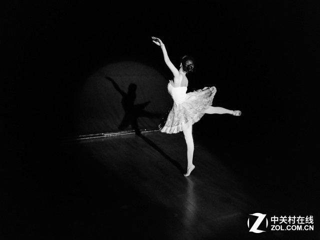 眾所周知光線越暗,對焦越難,就算是<a href=/mobile/iphone/ target=_blank class=infotextkey>iPhone</a>和<a href=/tags/46-0.html target=_blank class=infotextkey>三星</a>,在暗光環境下,也難免因為“拉風箱”而對不上焦,最終導致照片變花或測光不準而過爆或者欠爆。