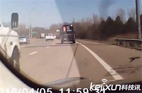 特斯拉汽車自動(dòng)躲避車禍 無人駕駛真安全？