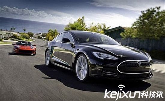 特斯拉汽車自動躲避車禍 無人駕駛真安全？