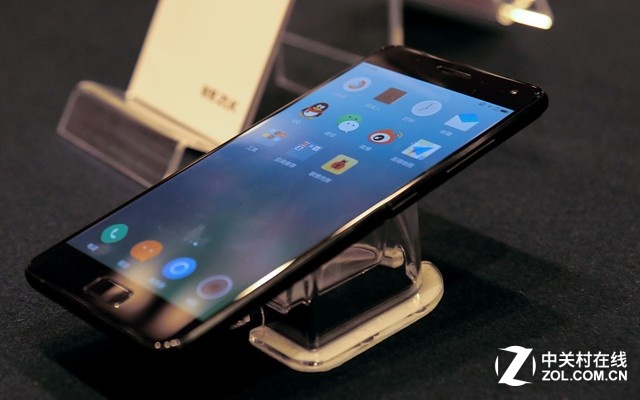 聯想ZUK Z2 Pro采用<a href=/tags/46-0.html target=_blank class=infotextkey>三星</a>最新一代5.2英寸1080P全高清Super AMOLED顯示屏幕，通過與三星深度定制，屏幕黑邊僅有0.05mm。