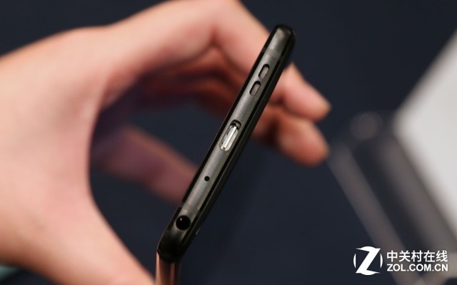 底部選用Type-C接口，一體式金屬中框設計