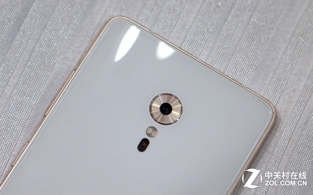 聯想ZUK Z2 Pro采用F1.8大光圈、三星最新一代1300萬像素2M8傳感器、支持PDAF+CAF雙模式對焦，支持4K視頻拍攝。閃光燈下方傳感器可用于檢測紫外線、心率、血氧。