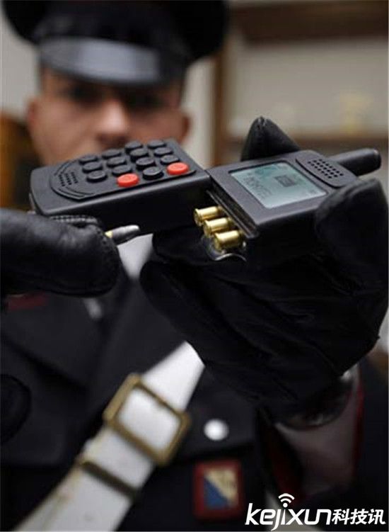 美帝喪心病狂推出<a href=/mobile/ target=_blank class=infotextkey>智能手機</a>手槍：再也不怕恐怖襲擊！