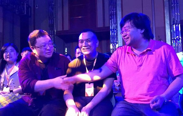 YunOS大會(huì):羅永浩與李楠?dú)v史性握手