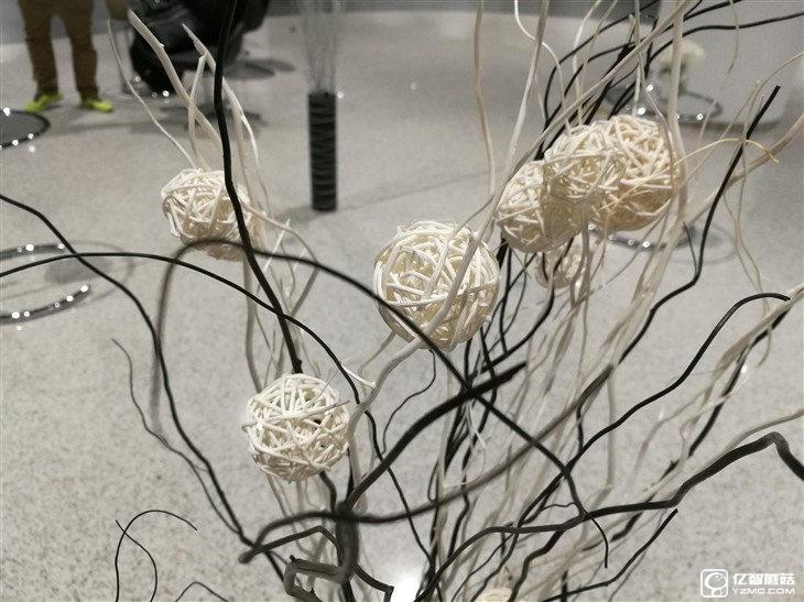 華為榮耀V8評測:極致科技集大成者 內(nèi)斗華為P9?