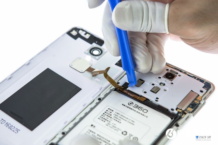 360手機F4做工如何?360手機F4拆機圖解評測