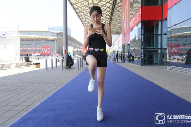 聯想展示新一代智能運動鞋 玩游戲累點也高興