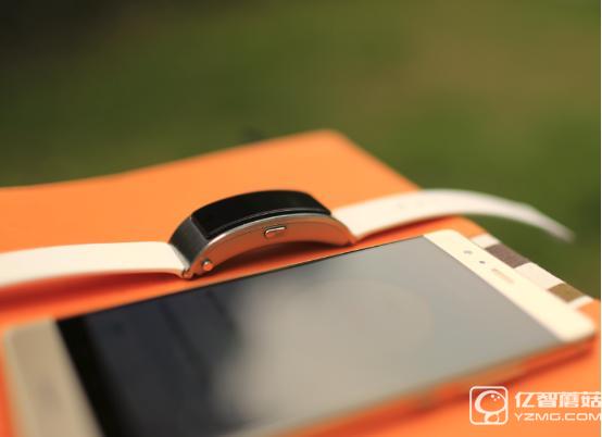 玩轉腕上時尚 3D曲面屏華為手環B3評測