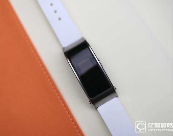 玩轉腕上時尚 3D曲面屏華為手環B3評測