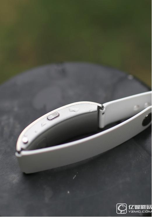 玩轉腕上時尚 3D曲面屏華為手環B3評測