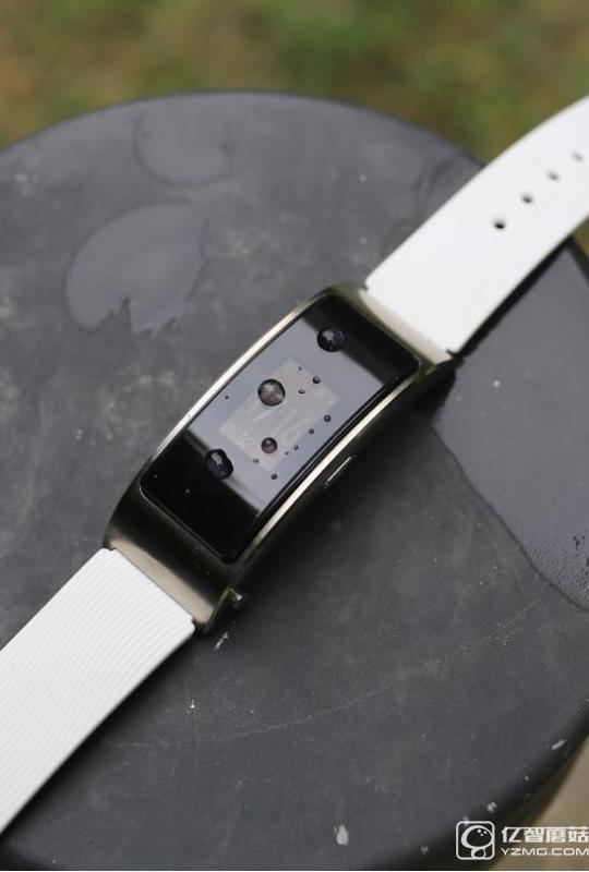 玩轉腕上時尚 3D曲面屏華為手環B3評測