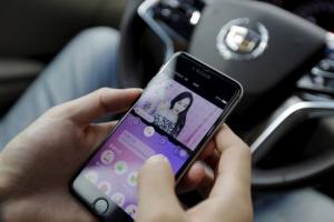 女主播講述直播故事：月入兩三萬 爸媽上線支持