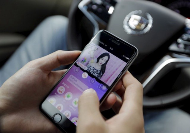 女主播講述直播故事：月入兩三萬 爸媽上線支持