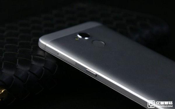 中興Blade A2和A1哪個(gè)好?中興Blade A2與A1區(qū)別對(duì)比