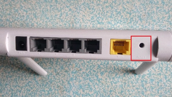 按住RESET按鈕，把360路由器恢復(fù)出廠設(shè)置