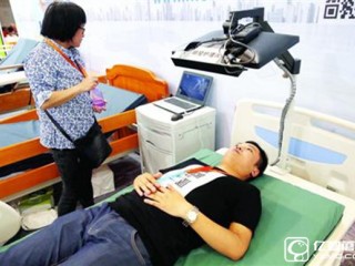 用虛擬顯示眼鏡開電腦  眼控家居亮相