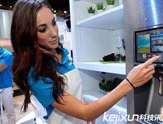 三星土豪冰箱:21.5高清觸屏 還能上網?