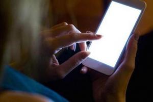 睡前別躺床上看手機(jī)了 這兩個人差點(diǎn)失明