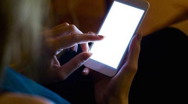 睡前別躺床上看手機(jī)了 這兩個(gè)人差點(diǎn)失明