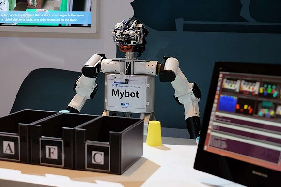 達沃斯探索區(qū)展示了多款機器人