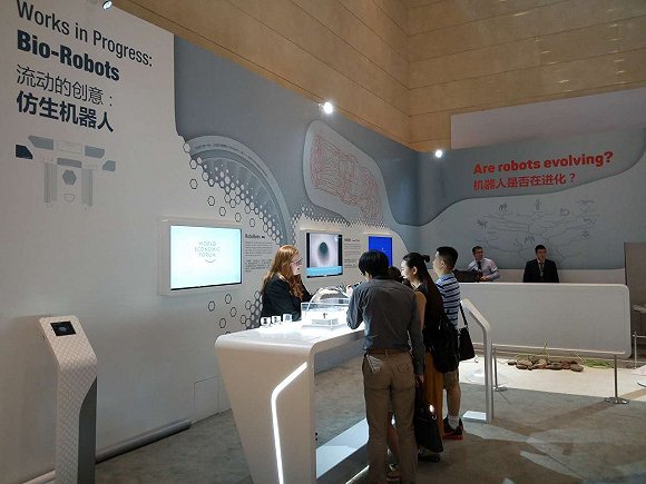 達沃斯探索區(qū)展示了多款機器人