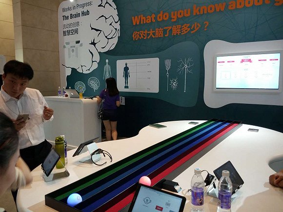 達沃斯探索區(qū)展示了多款機器人