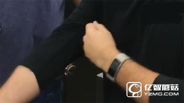 微軟手環(huán)2白色版真機(jī)曝光