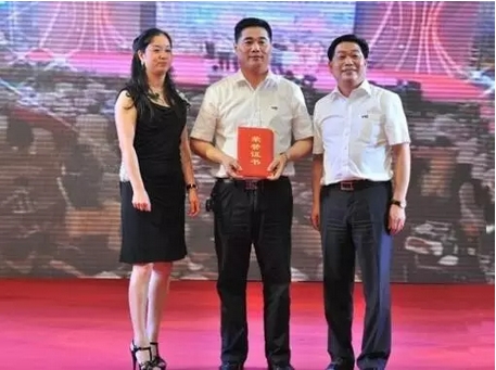 ▲圓通速遞董事長(zhǎng)喻會(huì)蛟(右)、董事副總裁張小娟(左)。