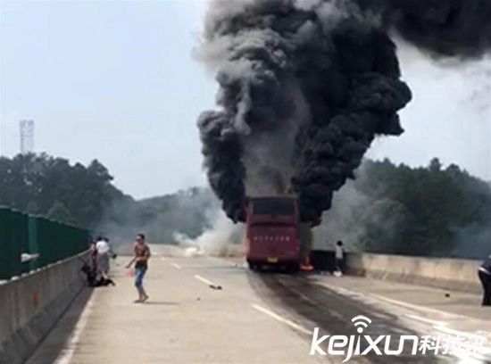 大巴起火致30人遇難 智能大巴車(chē)或許成未來(lái)首選