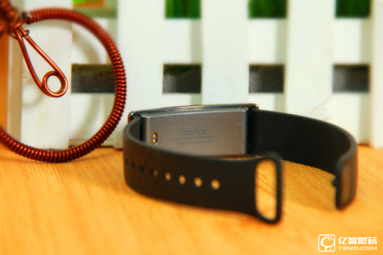 華為榮耀暢玩手環(huán)A1評測 能測紫外線我會告訴你